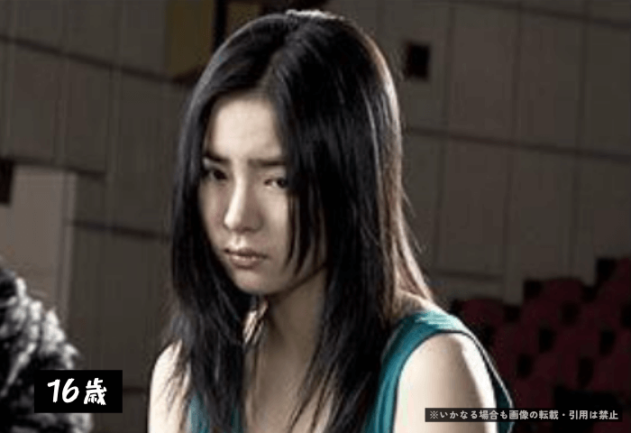 韓国女優シン・セギョンが映画「シンデレラ」に出演した際の画像。
髪型はロングでうつむき加減で暗い雰囲気。